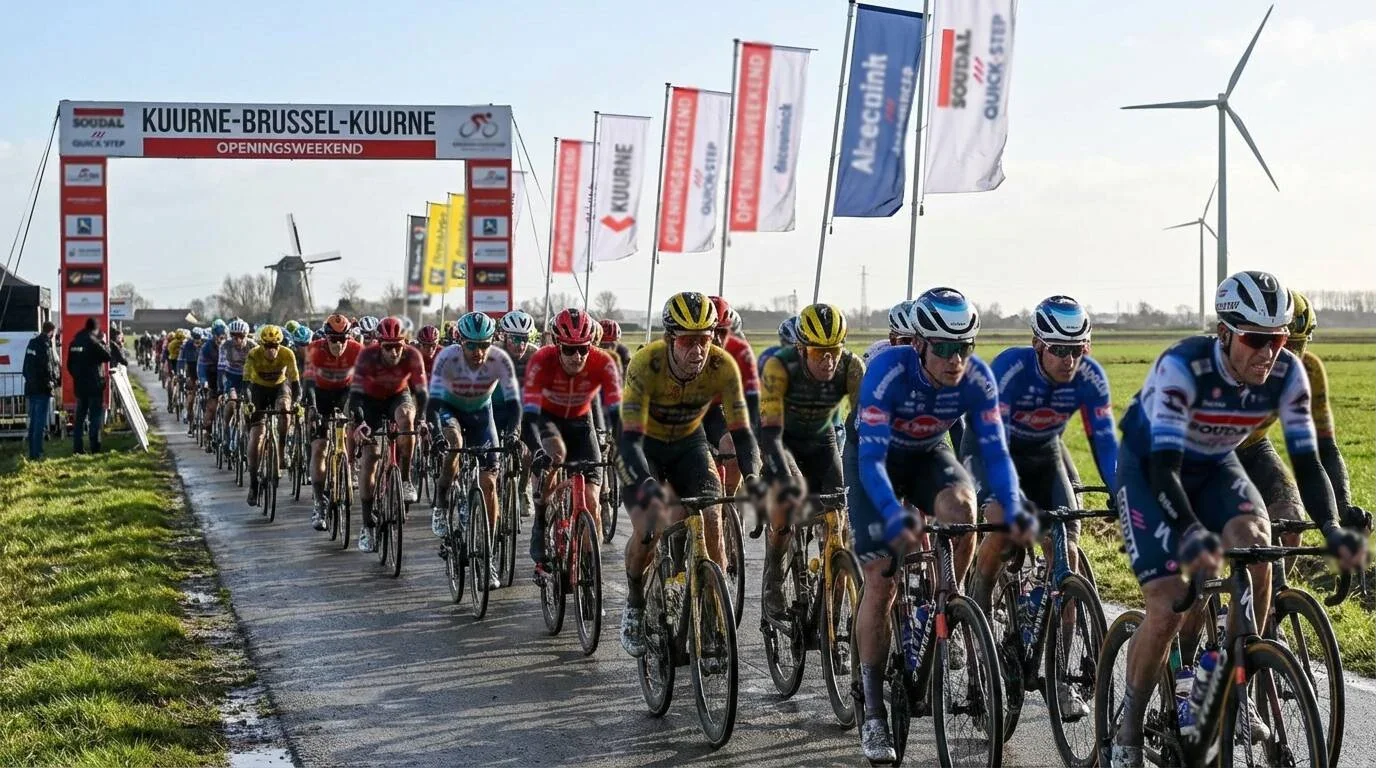 Kuurne-Brussel-Kuurne peloton in waaiers op vlakke wegen